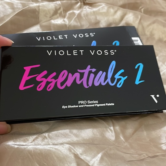 Violet Voss~Essentials 2 Eye shadow palette - Picture 5 of 6